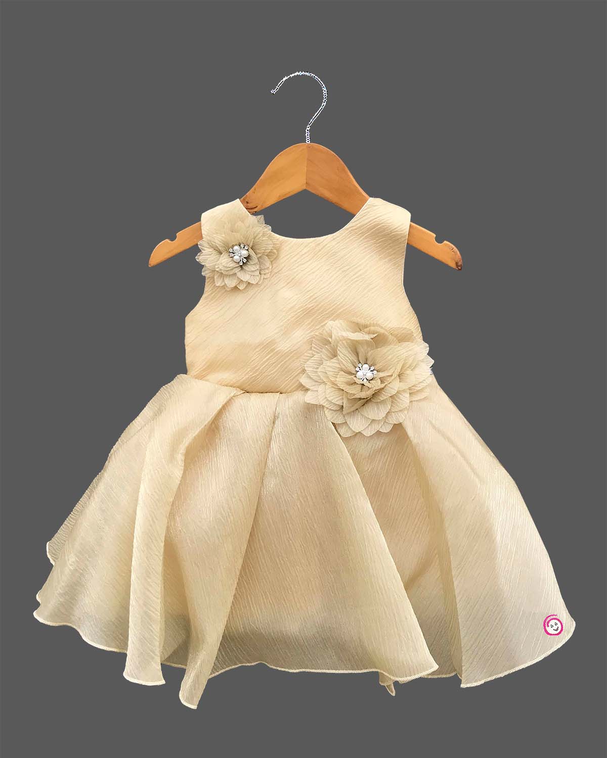 Sleeveless voluminous party outfit for a little princess adorned with pearl-embellished floral brooches and a flared skirt.