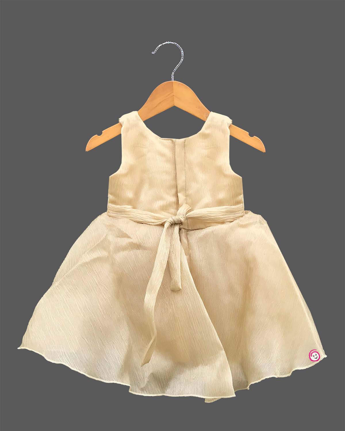Sleeveless voluminous party outfit for a little princess adorned with pearl-embellished floral brooches and a flared skirt.